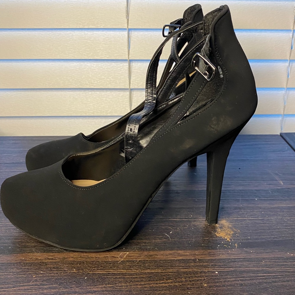 Black Pumps
